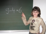 Foto: Mädchen vor einer Wandtafel