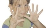 Foto: Kind zählt mit den Fingern