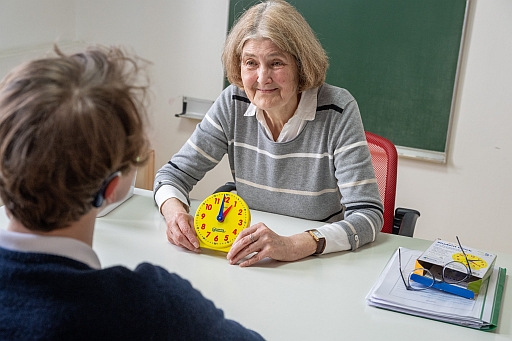 Karin Röpfl zeigt eine Uhr